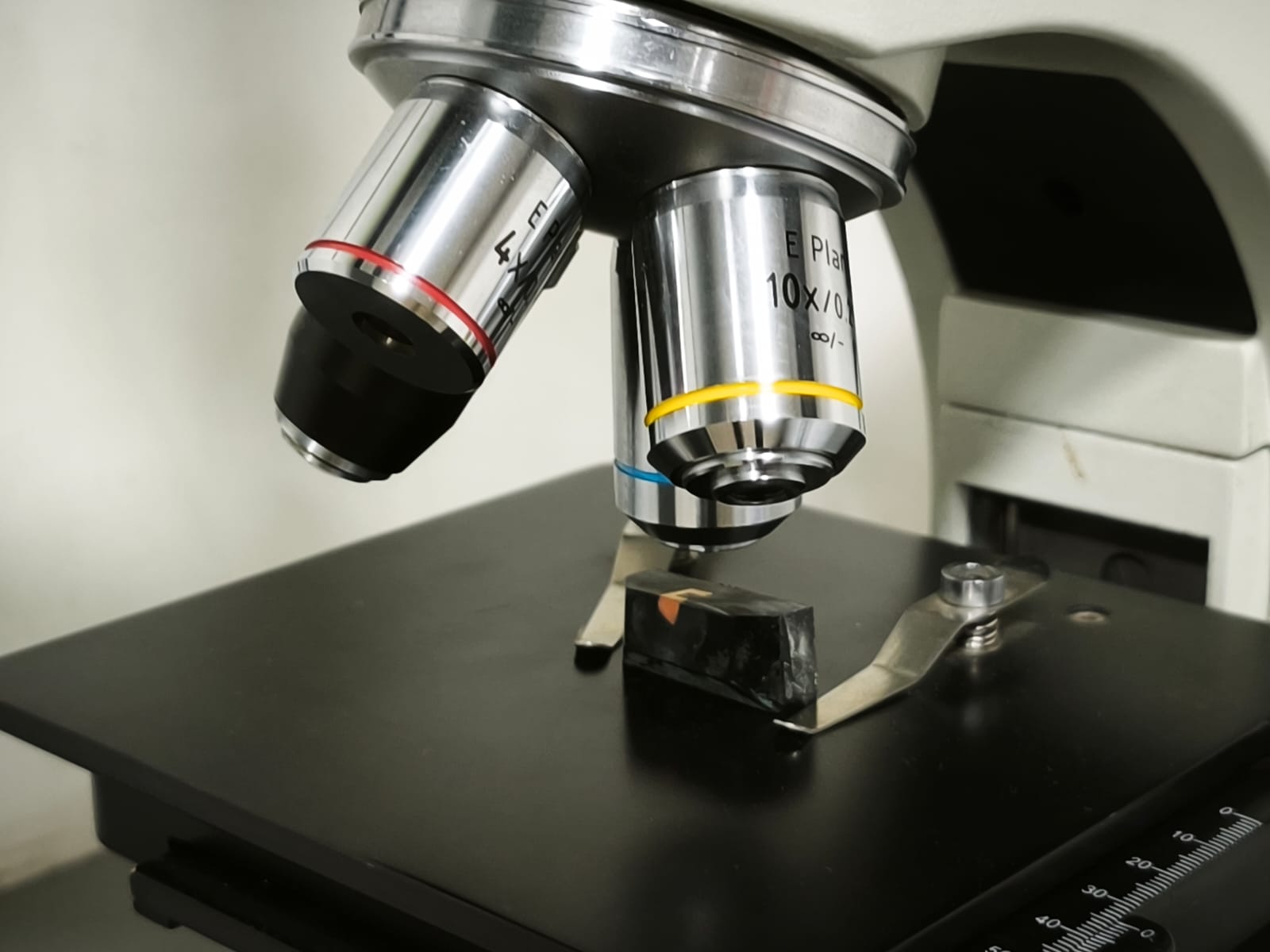 Microscopio metalográfico