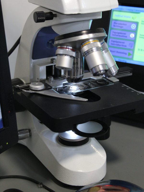 Microscopio metalográfico