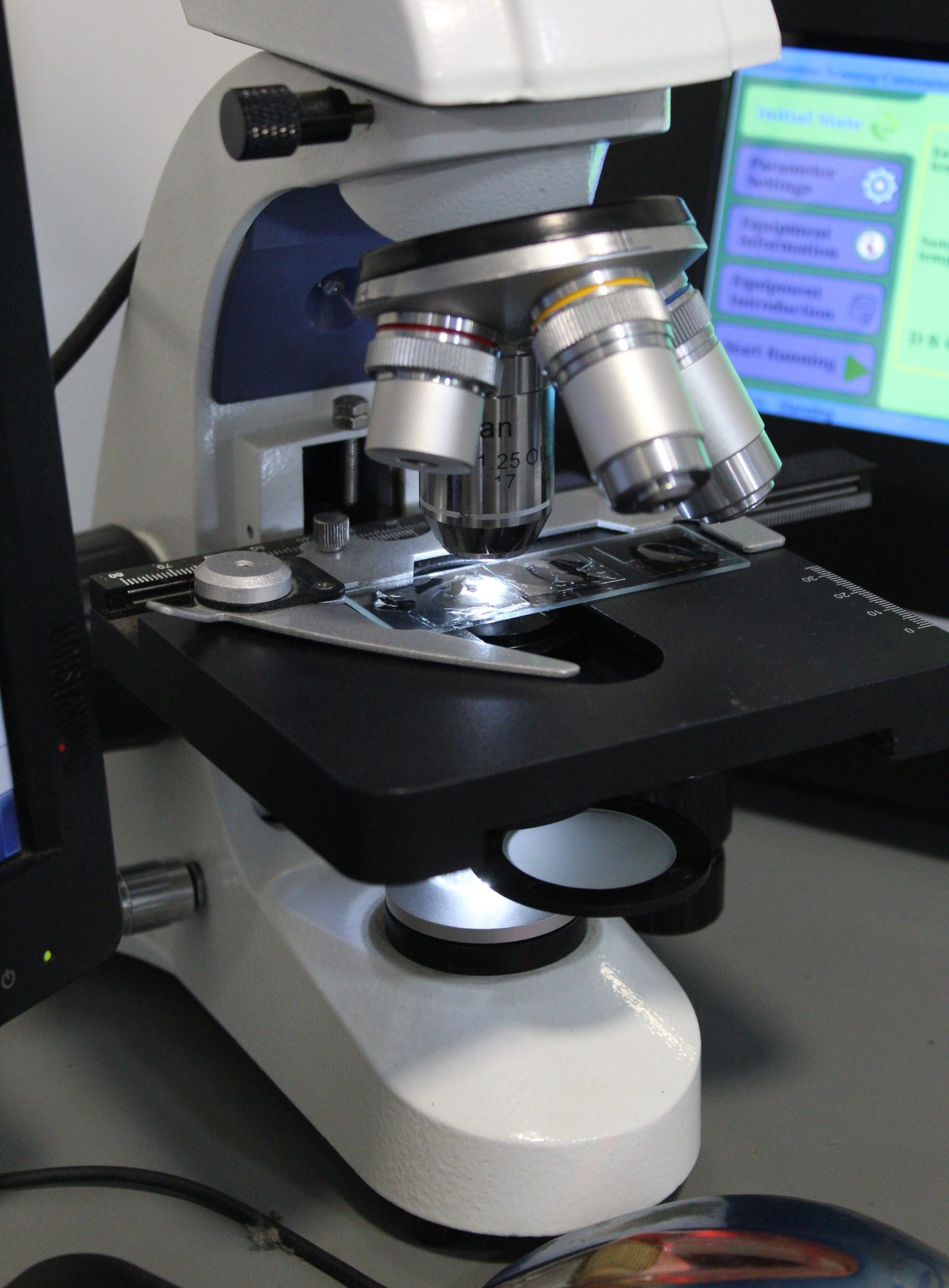 Microscopio metalográfico